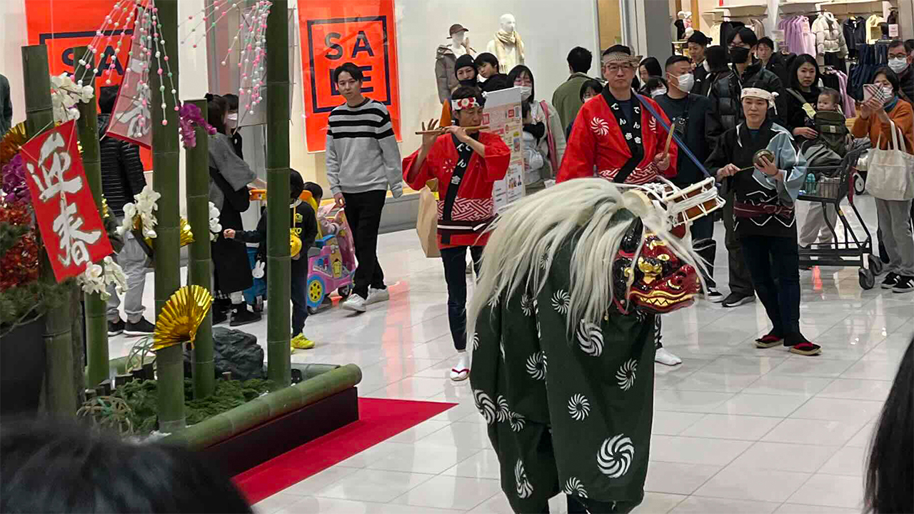 イオンモール浜松志都呂で獅子舞練り歩き。門松の装飾が正月の演出に。篠笛・和太鼓・鉦に合わせて練り歩く獅子舞