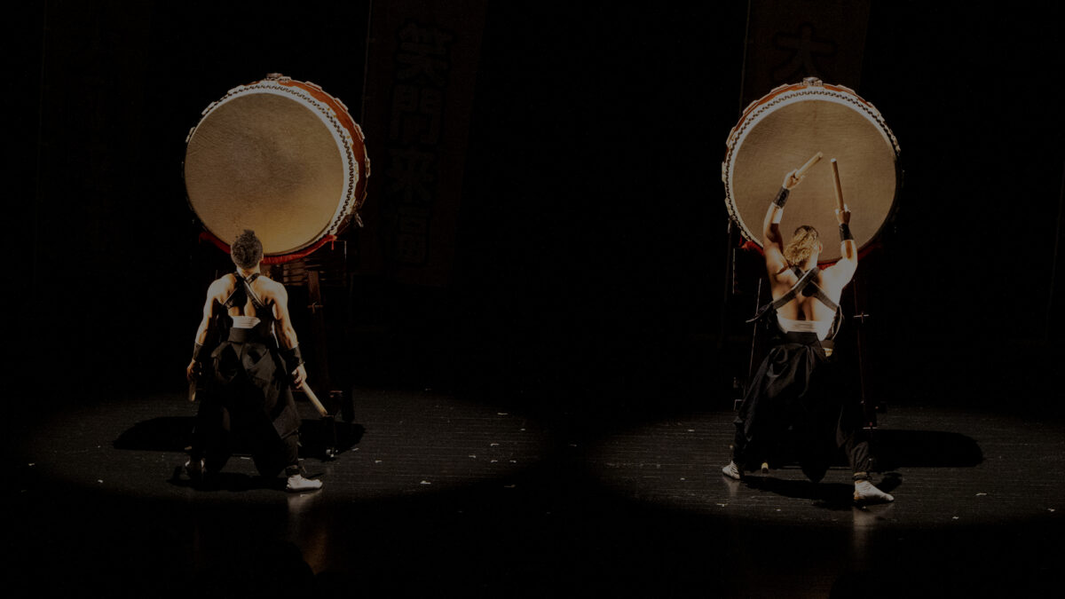 大太鼓2台並ぶ迫力のステージ。ひとりが打ち、もうひとりは静かに構えて打ち出す瞬間を待つ