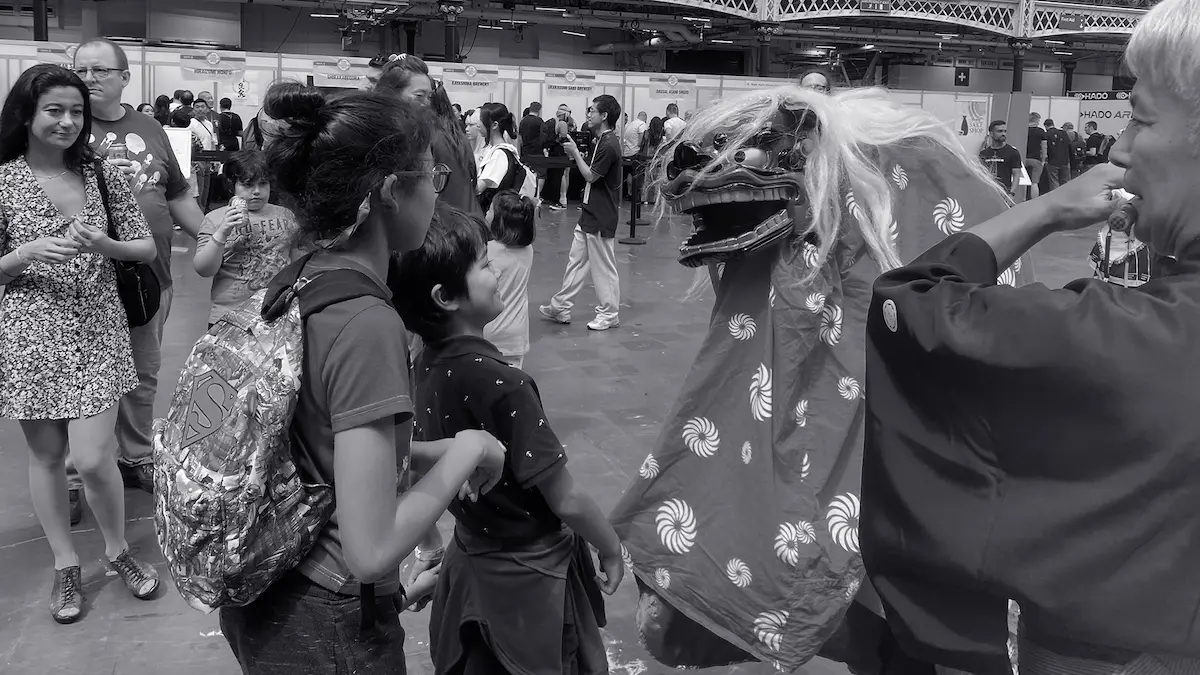 インバウンドイベントで練り歩く獅子舞と篠笛奏者