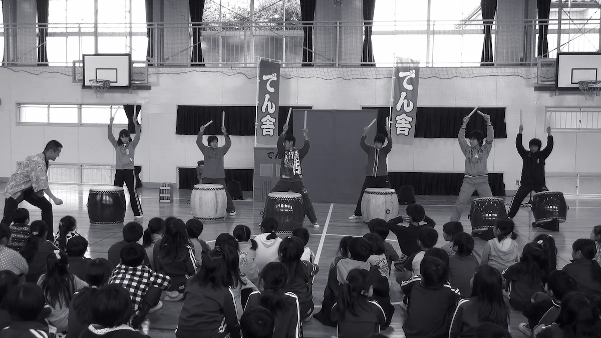 小学校芸術鑑賞教室で和太鼓ワークショップ