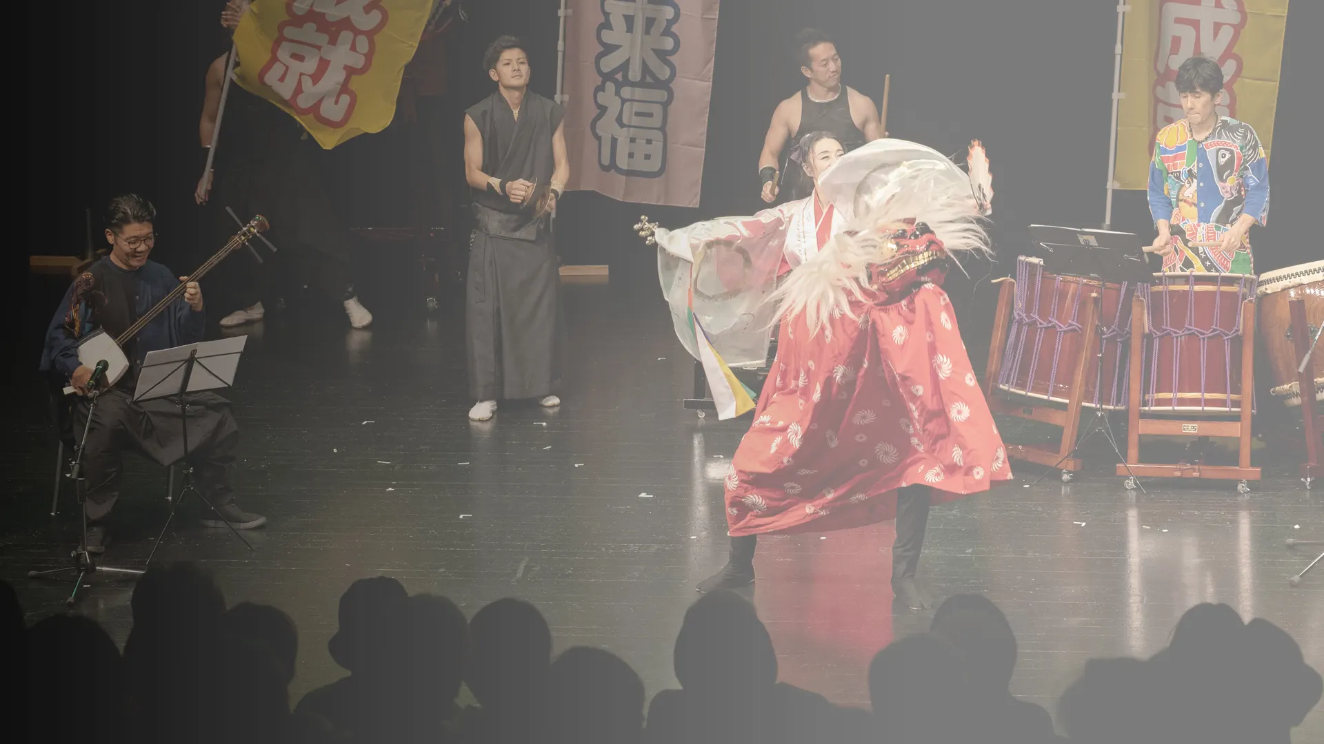 フェスイベントで獅子舞と神楽演舞