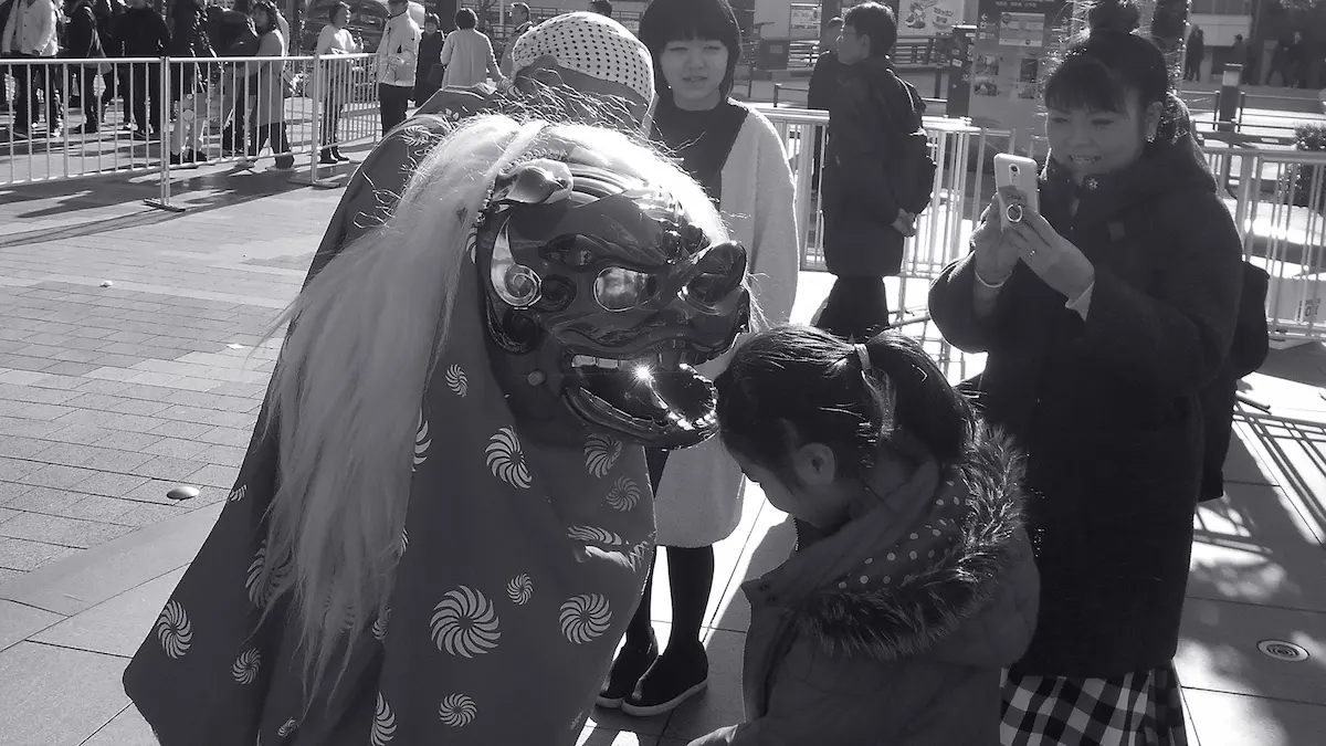 東京都飲食店の開店イベントで獅子舞演出