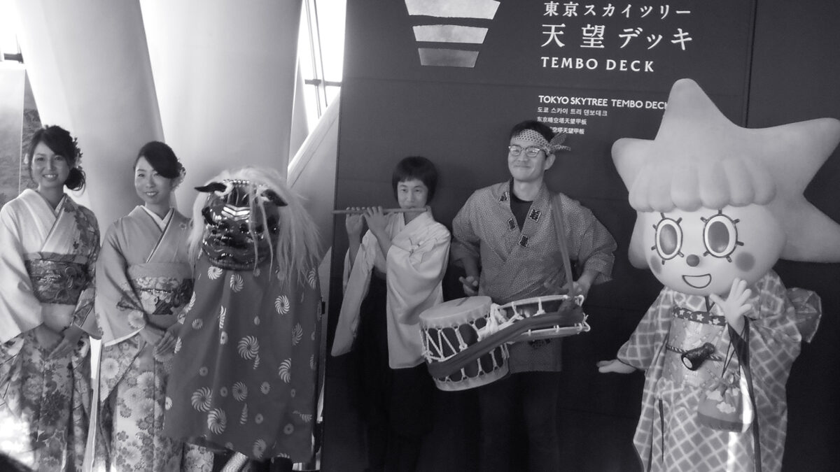 スカイツリー展望台で獅子舞演出