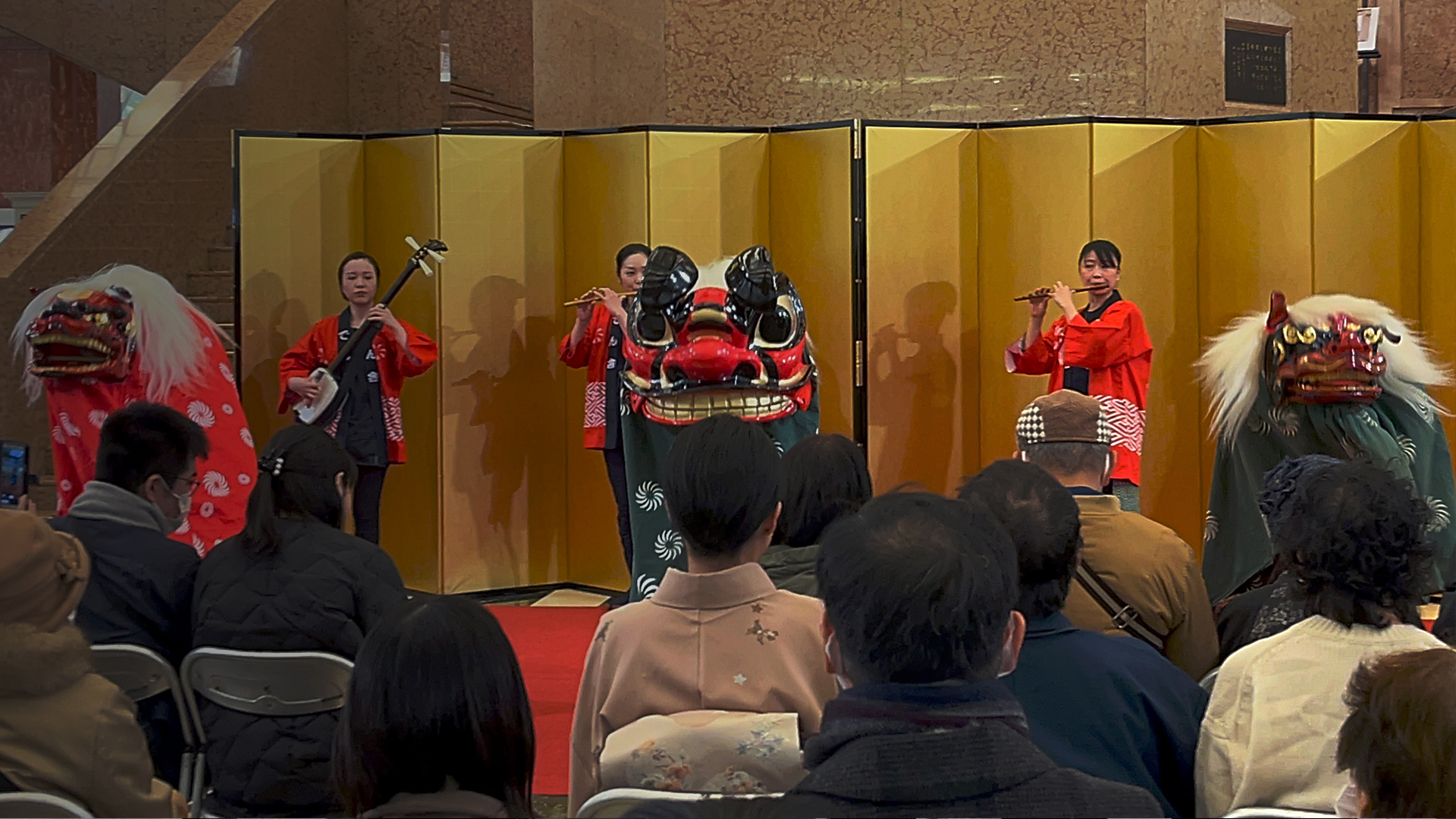 百貨店の年始イベントで獅子舞演出