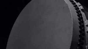 ステージ上に鎮座する大太鼓が式典の格を演出