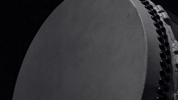 ステージ上に鎮座する大太鼓が式典の格を演出