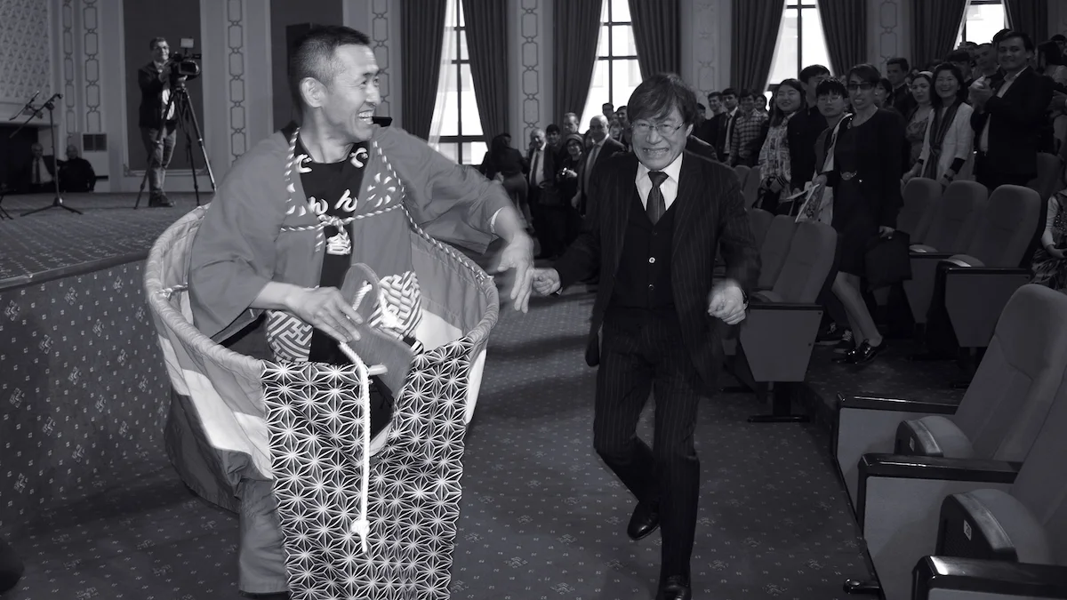 タジキスタン・ドゥシャンベ｜日本大使館主催コンサートで踊る日本大使